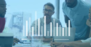 İş toplantısında iş birliği yapan ekip, animasyon bar grafiği dizüstü bilgisayar ve kağıtların üzerinde yükseliyor. Profesyonel, takım çalışması, işbirliği, modern, kurumsal, analitik, beyin fırtınası