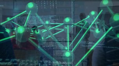 Teknoloji laboratuarında işbirliği yapan araştırma ekibi, parlayan moleküler ağı kod akışlarıyla projekte ediyorlar. Gelecekçi, yenilikçi, teknoloji, takım çalışması, dijital, profesyonel, bilim