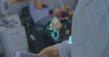 Hemşire klinikte kan bağışı yapan hastalara rehberlik ediyor, sağlık teknisyenlerini yüzen radar grafikleriyle gösteriyor. Sağlık, sağlık, teknoloji, klinik, tanı, yardım, modern