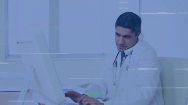 Telefonla ilgilenen ve klavyede yazan erkek doktor, animasyon sağlık çizelgeleri ve ikonlar gösteriyor. Tıbbi, mesleki, çalışma alanı, klinik, sağlık, danışma, iletişim