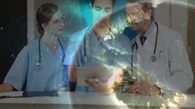 Hastanedeki tableti inceleyen tıbbi ekip dijital dünyayı ağ görselleştirmesiyle örtüyor. Sağlık, işbirliği, teknoloji, teletıp, modern, profesyonel, yenilik