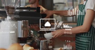 Barista, teknoloji kafedeki müşterilere kahve hazırlıyor. Tezgahın üzerinde canlandırılmış UI çizelgeleri var. Kafeterya, dijital, modern, konukseverlik, iş, teknoloji, arayüz