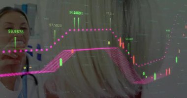 Kadın doktor, şamdan çizelgeleri ve sağlık verilerinin görselleştirilmesinde sayısal üstüste biniyor. Tıbbi, teknoloji, profesyonel, fütüristik, sağlık, analitik, yenilik