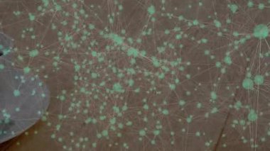 AR sahnesinde canlandırılan beyaz seramik kahve fincanı, nane yeşili veri düğümleri yansıtıyor. Seramik, teknoloji, fütüristik, içecek, çalışma alanı, yenilik, dijital