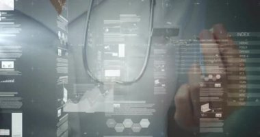 Laboratuvar önlüğü giyen kadın doktor ve steteskop animasyon tıbbi grafikler ve UI panelleri ile etkileşimde. Tıbbi, teknoloji, yenilik, analitik, sağlık, fütüristik, profesyonellik