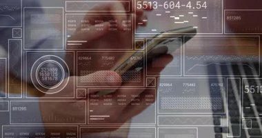 Bilgisayarın üstündeki akıllı telefondan iş verileri, düz dizaynlı grafikleri ve kodları gösteriyor. Teknoloji, çalışma alanı, analitik, dijital arayüz, profesyonel, gösterişli, modern