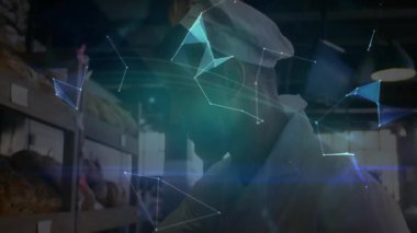 Depodaki holografik küreyi inceleyen adam dijital teknoloji ağını üst üste koyuyor. Teknoloji, yenilik, veri, analitik, fütürizm, endüstri, bağlantı