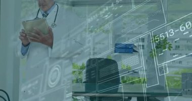 Tıp bürosunda dijital tablet kullanan doktor yüzen sayısal veri örtülerini gösteriyor. Sağlık, teletıp, teknoloji, modern, profesyonel, dijital, analitik