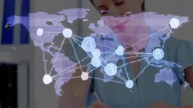 Ofis masasında çalışan bir kadın dünya haritası ve düğümleri aracılığıyla dijital teknolojiyle etkileşime geçiyor. Teknoloji, bağlantı, dijital, ağ, yenilik, profesyonel, gelecekçi