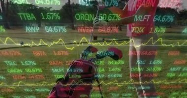 Golf arabalarını sürükleyen kadın golfçü, yüzen finansal grafikler ve kalp atışları gösteriyor. Atletik, açık hava, modern, profesyonel, boş zaman, manzara, başarı