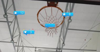 Beden eğitimi teknikeri içinde basketbol oynayan oyuncu, yüzen mavi sosyal medya tepki simgeleri gösteriyor. Spor, fitness, aktif, dynamic, urban, entertainment, competition