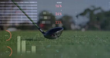Golf topu çimlerin üzerinde oturuyor, teknolojiyle HUD dünya haritası ve pasta grafikleri sergiliyor. Spor, hassasiyet, analitik, açık hava, modern, rekabetçi, görselleştirme