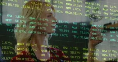 Modern bar salonunda elinde şarap kadehiyle gezen bir kadın. Animasyon yeşil borsa sembolleri sergiliyor. Kutlama, sofistike, gece hayatı, lüks, zarafet, teknoloji, yatırım