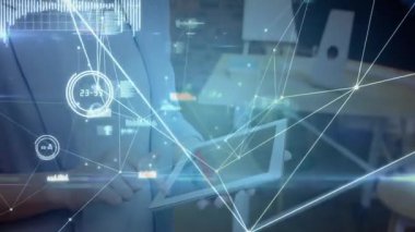 Kadın masadaki teknoloji verilerini inceliyor, yüzen ağ hatları ve etkileşimli çizelgeleri var. Futuristik, teknoloji, bağlantı, analitik, modern, yenilikçi, dijital
