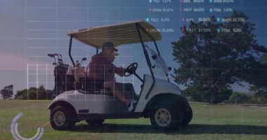 Golf partnerleri golf arabası sürüyorlar, yüzen finans grafikleri ve okları gösteriyorlar. Eğlence, eğlence, açık hava, strateji, takım çalışması, hareketli, modern