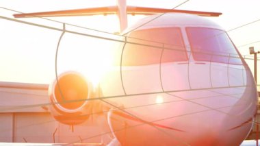 Havaalanı rampasında 3 boyutlu olarak üretilen beyaz özel jetin güvenlik ipleri sıcak ışığı yansıtıyor. Lüks, havacılık, modern, gösterişli, seyahat, yaşam tarzı, ulaşım