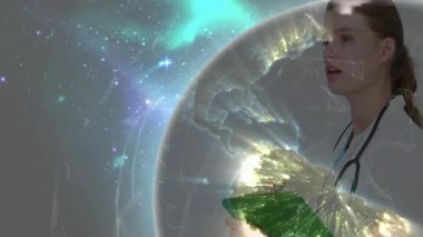 Sağlık teknolojisinde kozmik veri küresinin ortasında steteskop ve yeşil panoyla yazan kadın doktor. Tıbbi, sağlık, yenilik, gelecek, bilim, teknoloji, profesyonellik