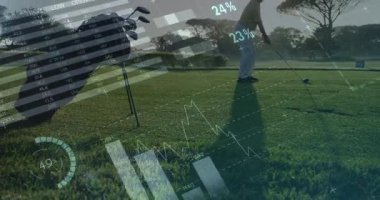 Golf sahasında sallanan yaşlı golfçü,% etiketli ve turta grafikli teknolojileri gösteriyor. Atletik, manzara, açık hava, boş zaman, kesinlik, profesyonel, muzaffer