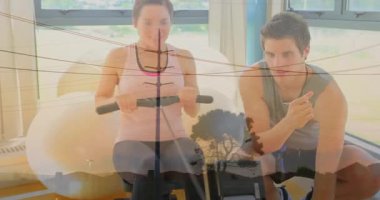 Kürek çeken kadın ve spor salonunda konsola basan erkek animasyon veri örtüsünü gösteriyor. Fitness, takım çalışması, canlılık, modern, motivasyon, sağlık, eğitim