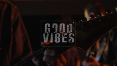 Gitarist, loş müzik stüdyosunda akustik gitar tıngırdatıyor. Animasyonlu ViBES metni sergiliyor. Müzisyen, uyum, atmosfer, sükunet, samimiyet, melodi, enerji