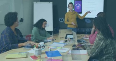 Teknoloji ekibi mobil uygulama verilerini gösteren animasyon arayüzü grafikleriyle masa etrafında işbirliği yapıyor. Şirket, takım çalışması, modern, beyin fırtınası, dijital, yenilik, sunum