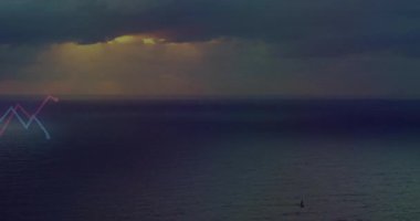 Karanlık, kasvetli deniz manzarası şafak vakti, yelkenlinin sağa kaydığını ve zikzak çizdiğini gösteriyor. Okyanus, sükunet, dramatik, atmosferik, navigasyon, grafik, minimalist