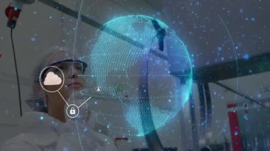 Teknoloji laboratuvarında holografik dünya ağını inceleyen kadın bilim adamı veri güvenliğini gösteriyor. Yenilik, teknoloji, fütüristik, siber güvenlik, bilim, dijital, araştırma