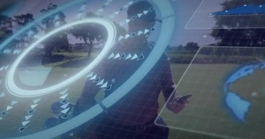 Golf sahasında akıllı telefon tutan erkek golfçü mavi teknoloji HUD halkaları ve veri panellerini gösteriyor. Teknoloji, yenilik, açık hava, modern, fitness, ilerleme, dijital