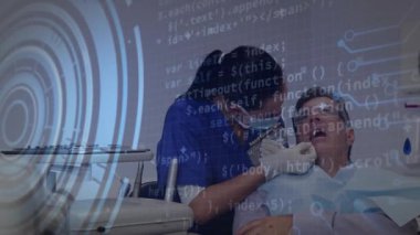 Kadın dişçi, dişçi kliniğinde hastanın üzerine eğiliyor, UI ızgarası ve dairesel arayüz gösteriyor. Diş sağlığı, sağlık, teknoloji, biyomedikal, profesyonellik, yenilik, klinik