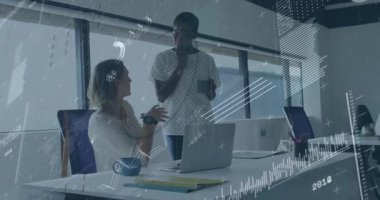 Masada iş stratejisini tartışan iki bayan meslektaşımız, animasyon çizelgesi ve veri örtüsü gösteriyorlar. İşbirliği, takım çalışması, modernlik, profesyonel, üretkenlik, yenilik, iletişim