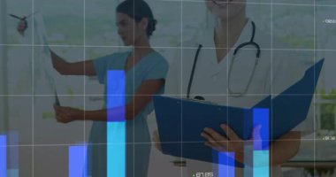 Sağlık ekibi sağlık raporlarını ve klinikteki gözleri tarıyor, bar ve çizgi grafiklerini harmanlıyor. Tıbbi, analitik, tanı, fütüristik, profesyonel, işbirliği, sağlık teknolojisi