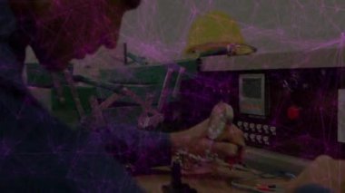 Elektronik laboratuarında çalışan erkek teknisyen, mor ağ düğümleri enstrümanları örtüyor. Teknoloji, yenilik, devre, mühendislik, analiz, deney, modern