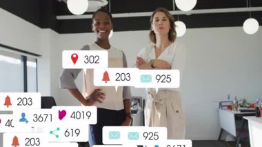 Görevde olan iki profesyonel kadın ve yüzen sosyal medya, nişanı takip ediyor. İşbirliği, ağ oluşturma, dijital, kurumsal, çalışma alanı, üretkenlik, modernite