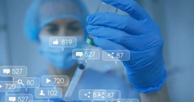 Klinik laboratuarında yüzen sosyal ikonları gösteren şırıngaya aşı çizen bir tıp uzmanı. Sağlık, bilim, yenilik, kesinlik, sağlık, teknoloji, laboratuvar
