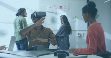 Ekip sanal gerçeklik teknolojisini test ediyor. VR kulaklıklar etrafında yüzen kodlar sergiliyor. Teknoloji, işbirliği, yenilik, dijital, fütürizm, çalışma alanı, geliştirme