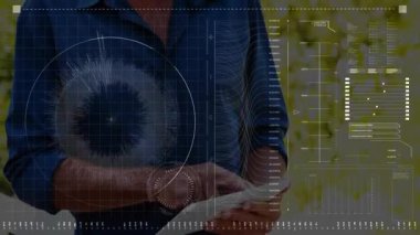 Adam dışarıda dikilip radyal şebekelerle, bar çizelgeleriyle, alfanumerik kodlarla teknolojik HUD verilerini analiz ediyor. Gelecek, teknoloji, yenilik, veri, arayüz, analitik, açık hava