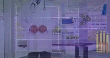 Doktor steteskop takıyor. Tıp bürosunda masanın arkasında duruyor. Yüzen bar çizelgelerini sunuyor. Profesyonel, sağlık, analitik, finansal, modern, kurumsal, konsültasyon