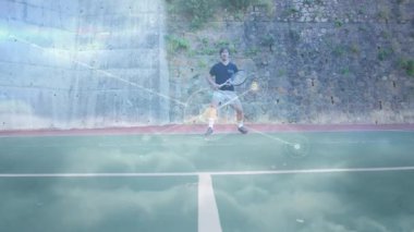 Erkek tenisçi açık havada raket sallıyor. Parlak teknolojiyle düğümleri birleştiriyor. Sporcu, spor, fitness, dijital, teknoloji, açık hava, aktif giyim