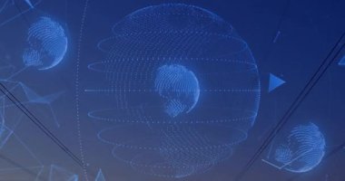 Karanlık çöktüğünde siluetli güç kuleleri üzerinde yüzen dijital kablo küresi ağ hatlarını birbirine bağlıyor. Coğrafya, bağlantı, altyapı, teknoloji, sürdürülebilirlik, gelecekçilik, yenilik