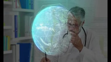 Holografik dünya ve yüzen kodlarla etkileşime giren bir doktor. Sağlık, teknoloji, yenilik, dijital, iletişim, profesyonellik, modern