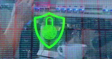 Kalkan simgesi 3 boyutlu olarak parlıyor, asma kilit parmak iziyle birlikte sayısal verilerin üzerinde dönüyor. Siber güvenlik, veri koruması, dijital güvenlik, şifreleme, teknoloji, yenilik, güvenlik