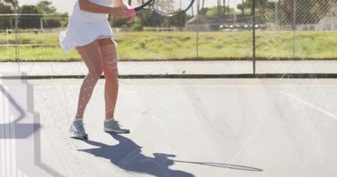 Kadın tenis kortunda raket sallıyor, animasyon hız göstergesi ve teknoloji grafiği sergiliyor. Atletik, spor, yarışma, canlı, enerjik, açık hava, fitness
