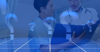 Hastane odasında hasta bakımını tartışan erkek doktor soru işareti grafiklerini gösteriyor. Tıp uzmanları, işbirliği, dijital sağlık, klinik çevre, takım çalışması, sağlık teknolojisi, tanı tartışması