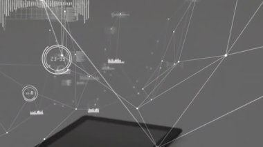 Tablet ve akıllı telefonun etrafındaki dijital arayüz görselleştirme ağı düğümleri ve verileri düz tasarımda. Teknoloji, yenilik, bağlantı, veri görselleştirme, dijital, modern, arayüz