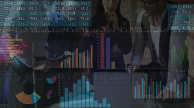 Takım masanın etrafında toplanıyor, bar çizelgeleri ve çizgi grafikleriyle iş verilerini analiz ediyor. İşbirliği, analiz, modern, profesyonel, dijital, strateji, üretkenlik