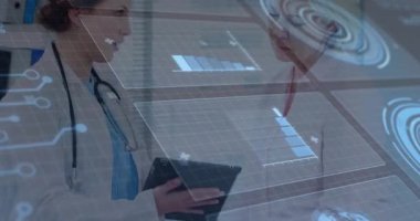 Kadın doktorlar hasta verilerini tablet üzerinde inceliyor, holografik tıbbi çizelgeler ve grafikler çıkarıyorlar. Sağlık, teknoloji, işbirliği, tıbbi, yenilik, profesyonellik, teşhis