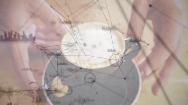 Seramik kahve fincanı düz dizaynlı ahşap masa üstünde dijital ağ örtüsü sergiliyor. Sanat, minimalizm, teknoloji, iletişim, yenilik, çalışma alanı, modern