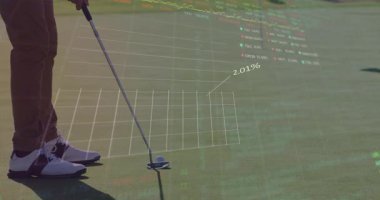 Erkek golfçünün alt gövdesi yeşile boyanmış, finans tabloları ve hisse senedi verileri örtülmüş. Atletik, teknoloji, görselleştirme, performans, spor, yenilik, kesinlik