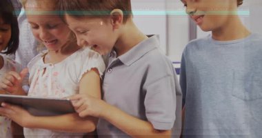 Çocuklara tablet kullanarak rehberlik eden, teknoloji eğitimi için hareket kodu grafikleri gösteren bir kadın. Öğrenme, akıl hocalığı, yenilik, eğitim, dijital, takım çalışması, keşif