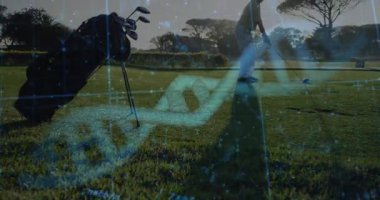 Son sınıf erkek golfçü golf sahasında salıncak hazırlıyor, spor teknolojisi ızgarasını DNA sarmalı ile gösteriyor. Atletik, yenilikçi, açık hava, eğlence, kesinlik, fitness, modern